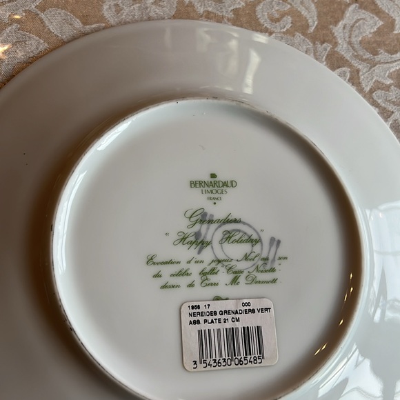Bernardaud LIMOGES, France Happy Holidays Grenandiers NEW salad plate. 1 of 8. - Picture 3 of 5